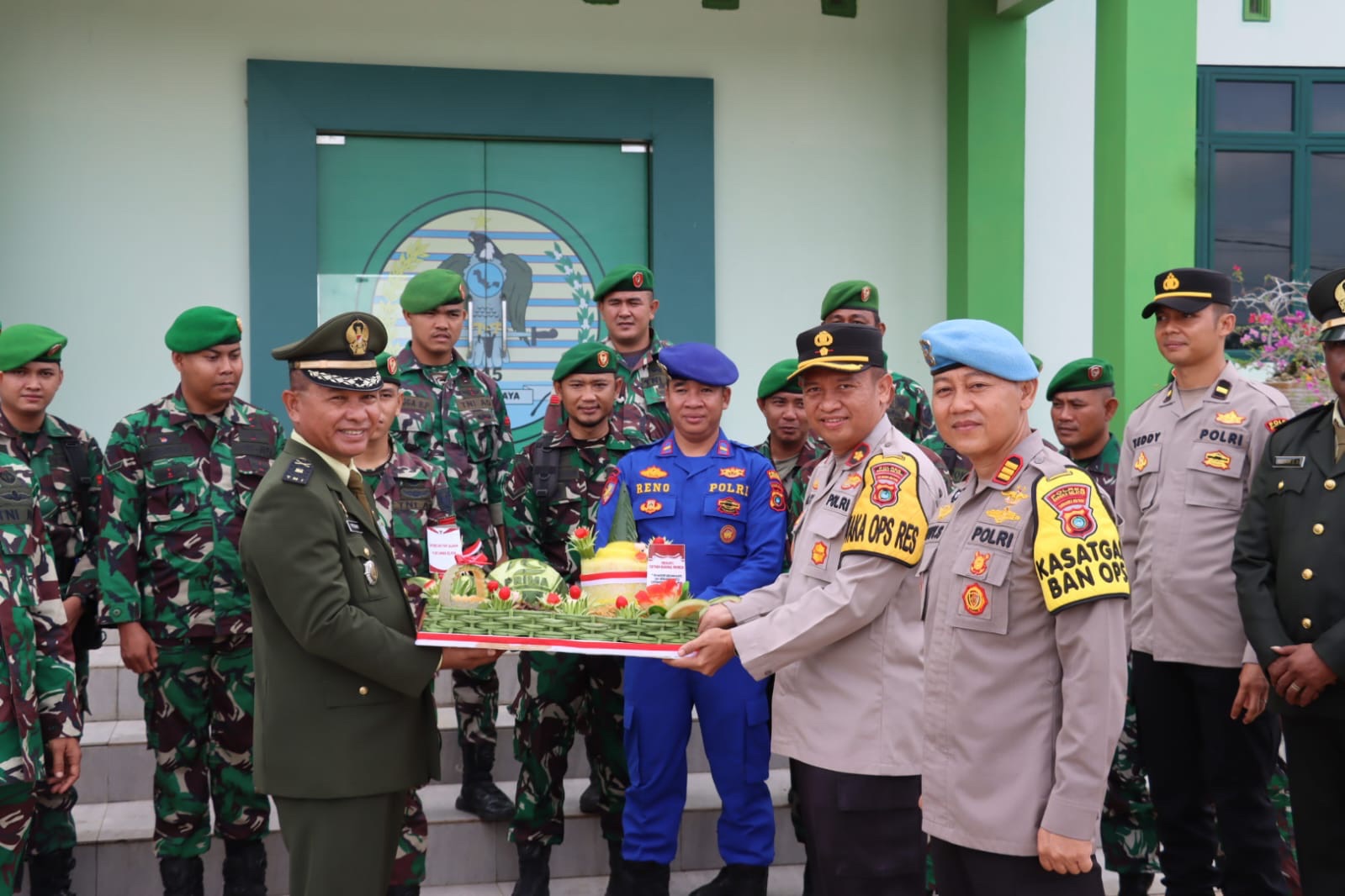 Hari Jadi TNI ke-79, Polres Basel Berikan Surprise Ke Kodim 0432/Basel Dan Berharap Pilkada Berjalan Damai