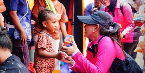  Ketum Bhayangkari Distribusikan Bantuan ke Pengungsi Erupsi Gunung Lewotobi