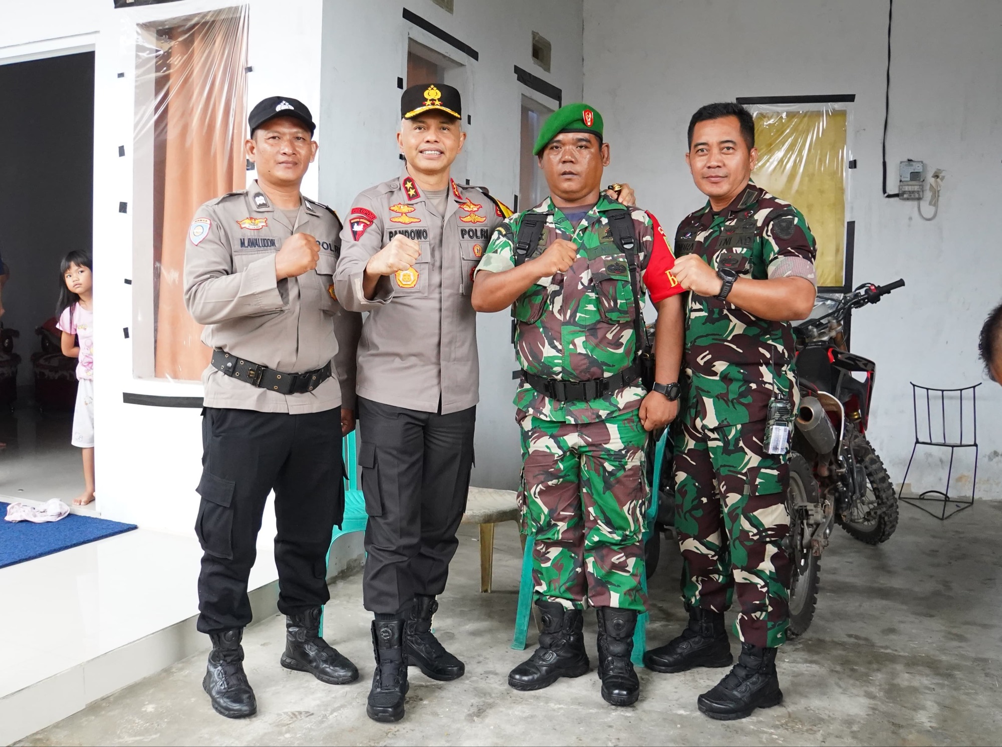 Momen Akrab Kapolda Babel Bincang Dengan Babinsa Saat Cek TPS, “Anaknya Jadi Polisi, Bapaknya Tentara, Soliditaskan”