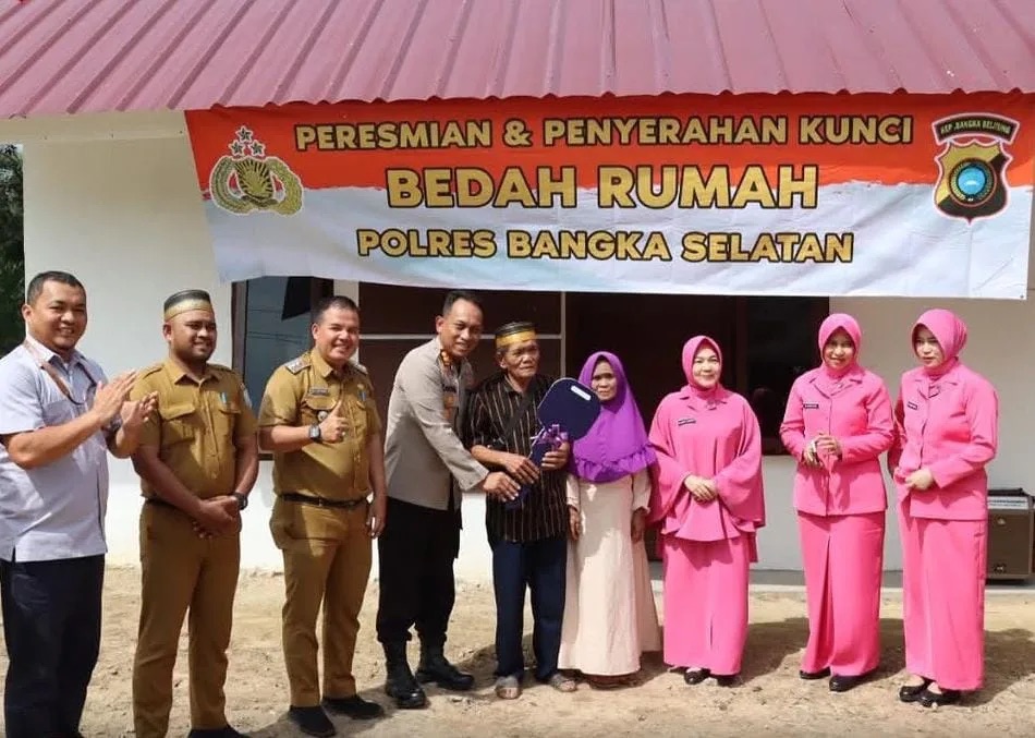  Polri Peduli, Polres Basel Kembali Bedah Rumah Tak Layak Huni di Desa Pasir Putih