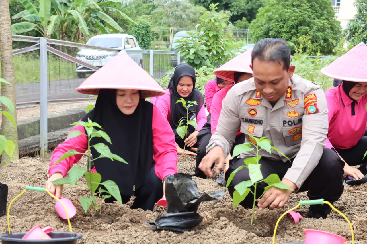 Bersama Bhayangkari, Polres Bangka Selatan Ajak Masyarakat Manfaatan Lahan Pekarangan