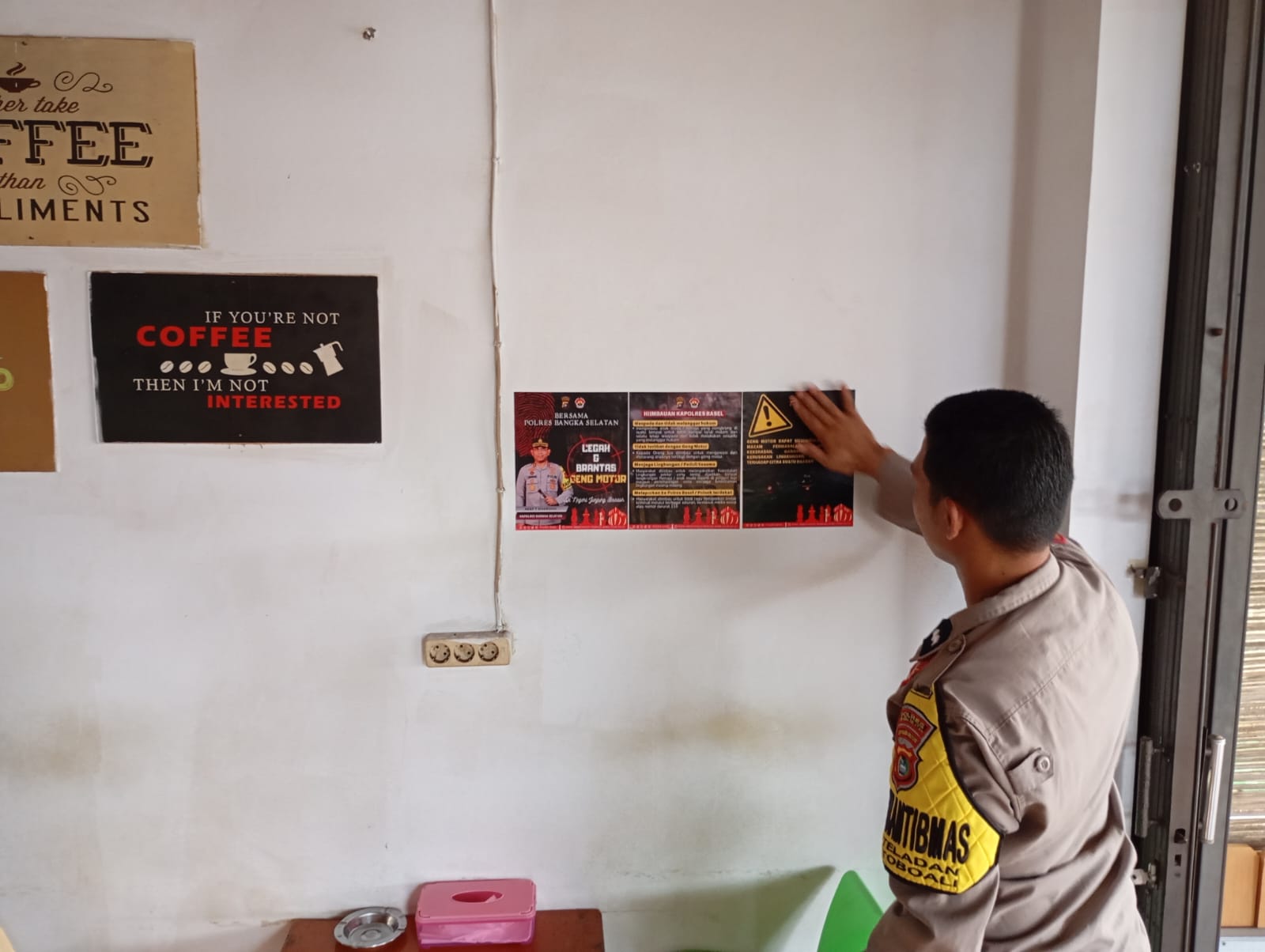 Bagikan Stiker, Polsek Toboali Sosialisasikan Tolak Keberadaan Geng Motor