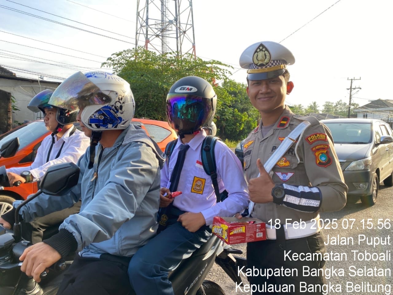 Dalam Rangka Ops Keselamatan Menumbing 2025, Satlantas Polres Basel Bagikan Coklat Bagi Pengguna Jalan