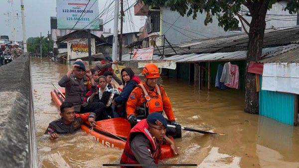 Rumah Hampir Tenggelam, Warga Kalibata Minta Tolong Brimob Polda Evakuasi